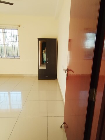 Room in 2 BHK Apartment at Prestige Royale Gardens, Gantiganahalli – for Rent