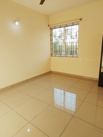 Room in 2 BHK Apartment at Prestige Royale Gardens, Gantiganahalli – for Rent
