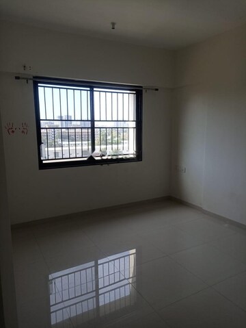 Room in 2 BHK Apartment at Kohinoor Sapphire, Tathawade – for Rent