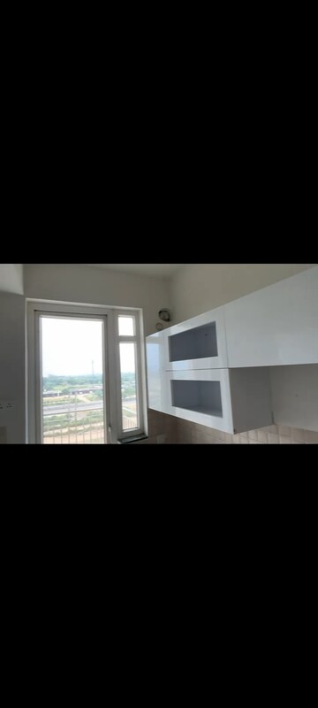 Room in 2 BHK Apartment at BPTP Discovery Park, Sector 80 – for Rent
