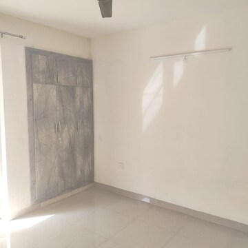 Room in 2 BHK Apartment at Veeshal City 15, Shahjahanpur – for Rent