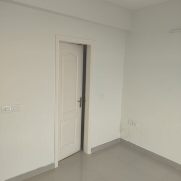 Room in 2 BHK Apartment at Veeshal City 15, Shahjahanpur – for Rent