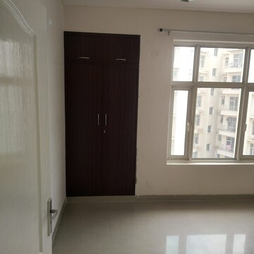 Room in 2 BHK Apartment at Veeshal City 15, Shahjahanpur – for Rent