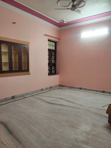 Room in 2 BHK Builder Floor at Gomti Nagar – for Rent