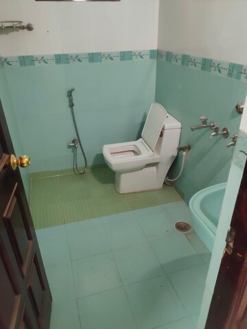 Master Bedroom in 2 BHK Builder Floor at Gomti Nagar – for Rent