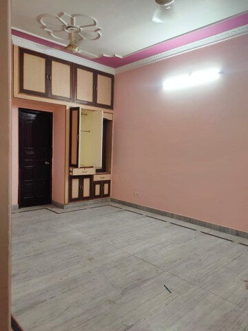 Room in 2 BHK Builder Floor at Gomti Nagar – for Rent