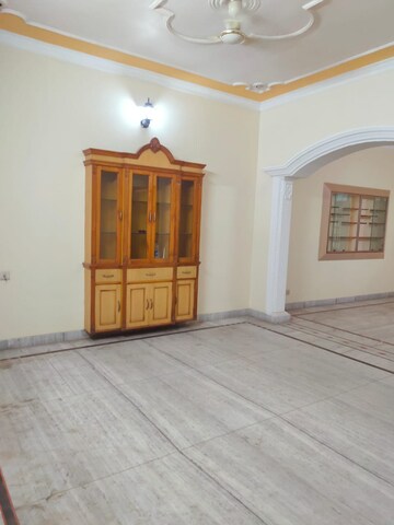 Room in 2 BHK Builder Floor at Gomti Nagar – for Rent