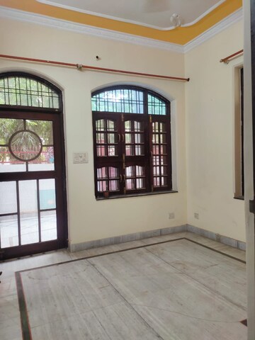 Room in 2 BHK Builder Floor at Gomti Nagar – for Rent