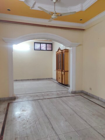 Room in 2 BHK Builder Floor at Gomti Nagar – for Rent