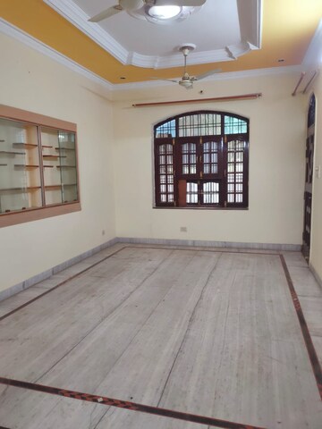 Room in 2 BHK Builder Floor at Gomti Nagar – for Rent