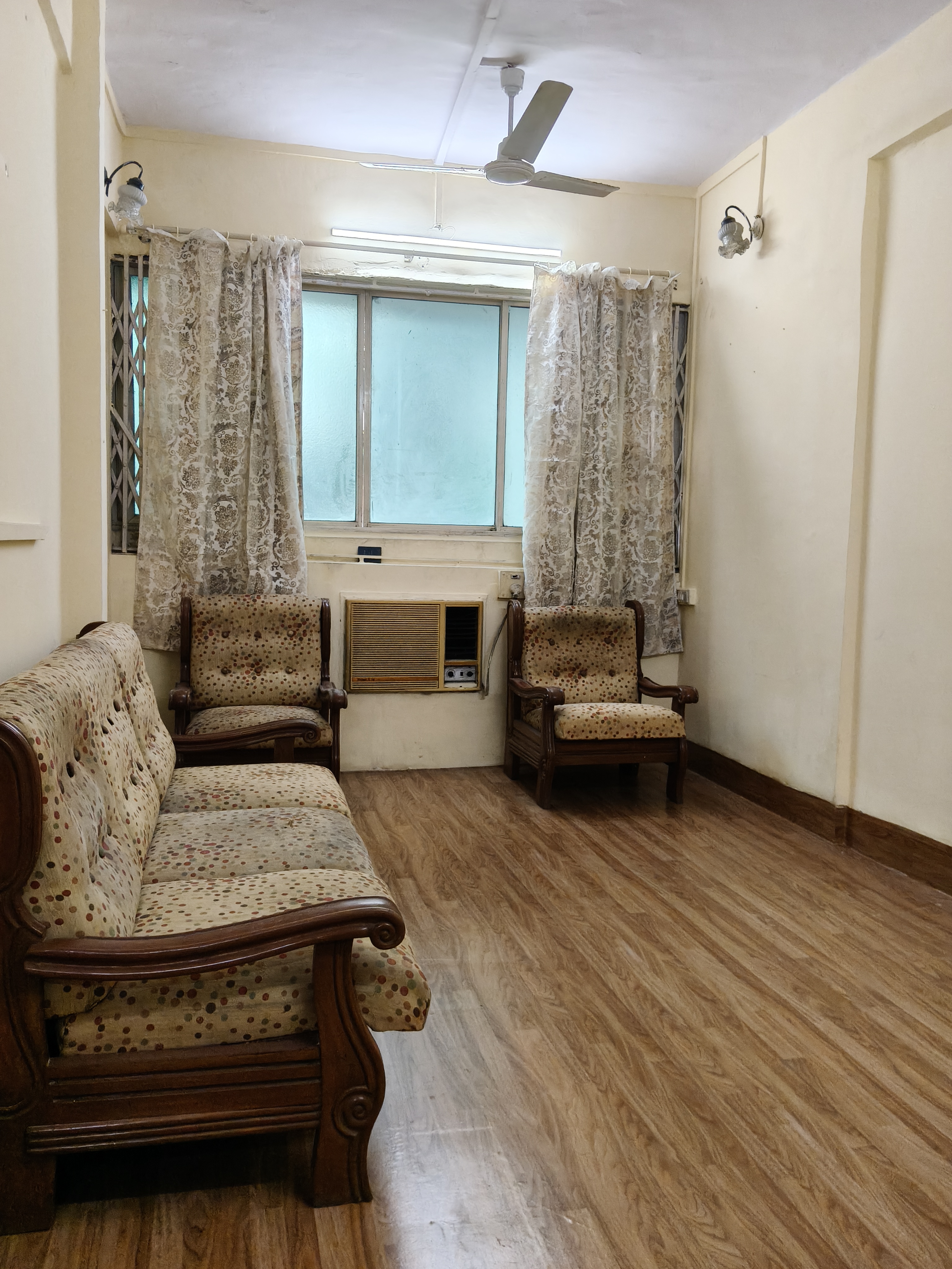 1.5 BHK Apartment For Rent in Lakhani Royal Mansion