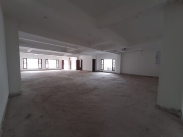 Parking in  Showroom at Gomti Nagar – for Rent
