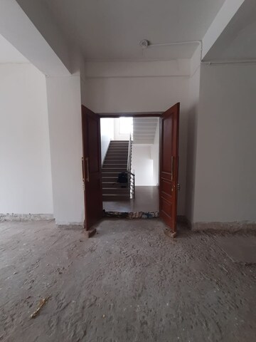 Team Area in  Showroom at Gomti Nagar – for Rent