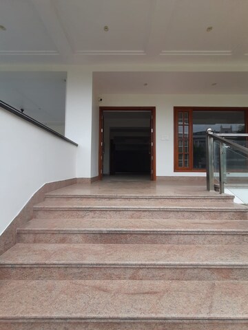 Team Area in  Showroom at Gomti Nagar – for Rent