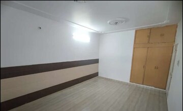 Room in 3 BHK Builder Floor at Sector 43 – for Rent