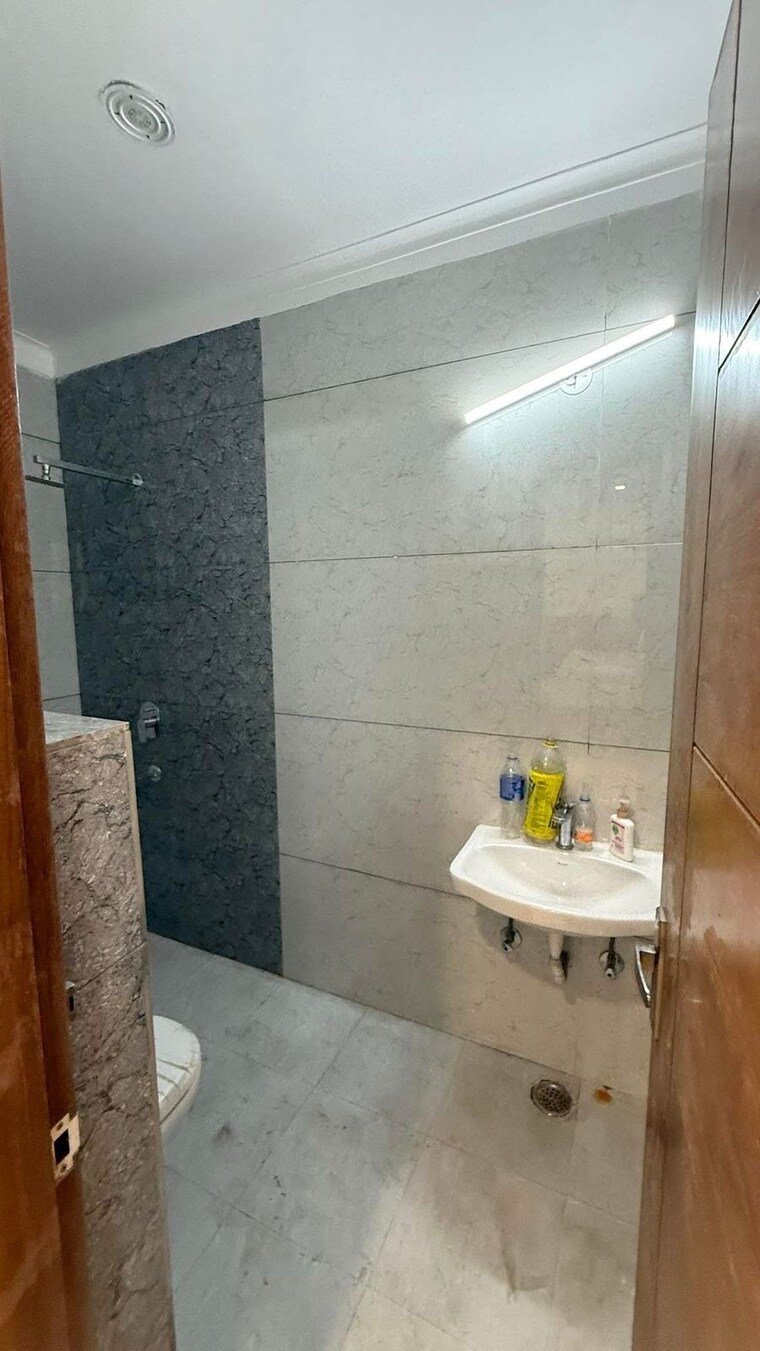 Bathroom, green fields colony 3 Bedroom 1800 Sq.Ft. Builder Floor In Green Fields Colony Faridabad 8873846