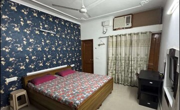 Bedroom in 3 BHK Builder Floor at Sector 38 – for Rent
