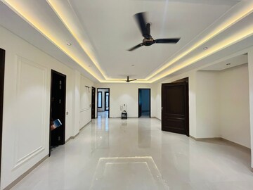 Building Lobby in 4 BHK Builder Floor at Green Fields Colony – for Sale