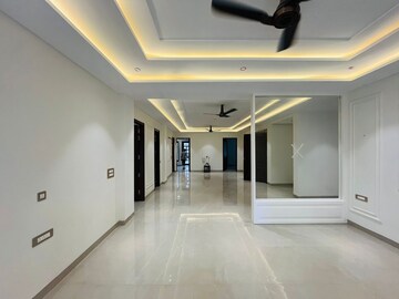 Building Lobby in 4 BHK Builder Floor at Green Fields Colony – for Sale