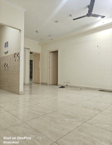 Room in 2 BHK Apartment at Gaur City 2 - 14th Avenue, Sector 16c Greater Noida – for Rent