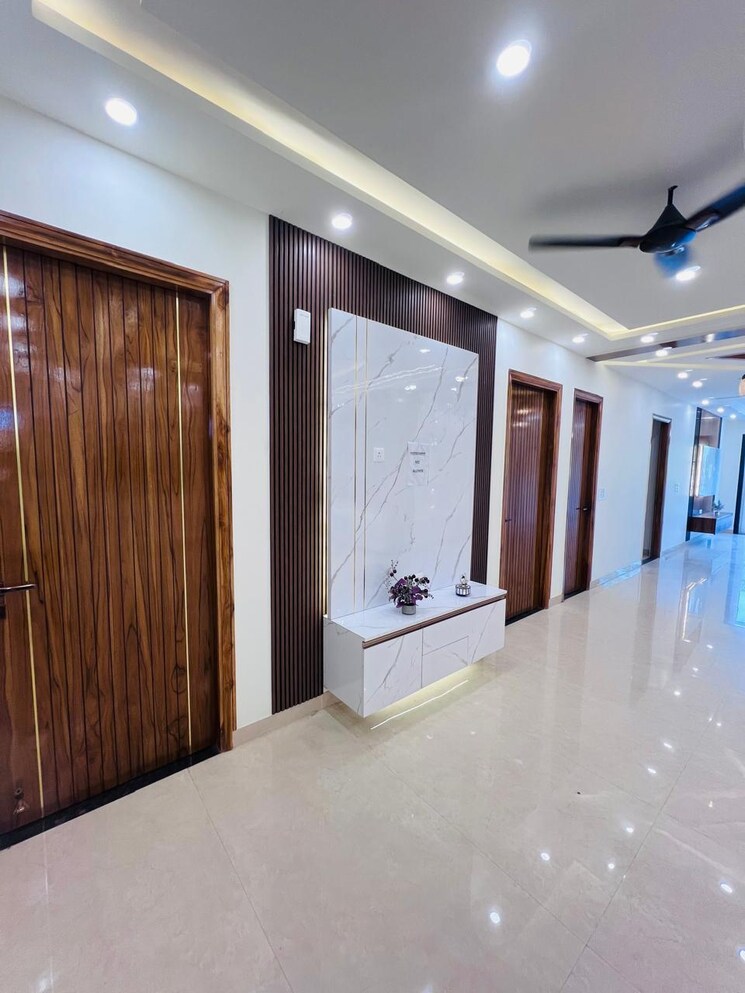 Room, sector 85 4 Bedroom 350 Sq.Yd. Builder Floor In Sector 85 Faridabad 8874102