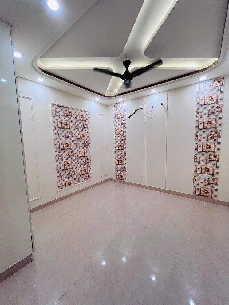 Room, sector 85 4 Bedroom 350 Sq.Yd. Builder Floor In Sector 85 Faridabad 8874102