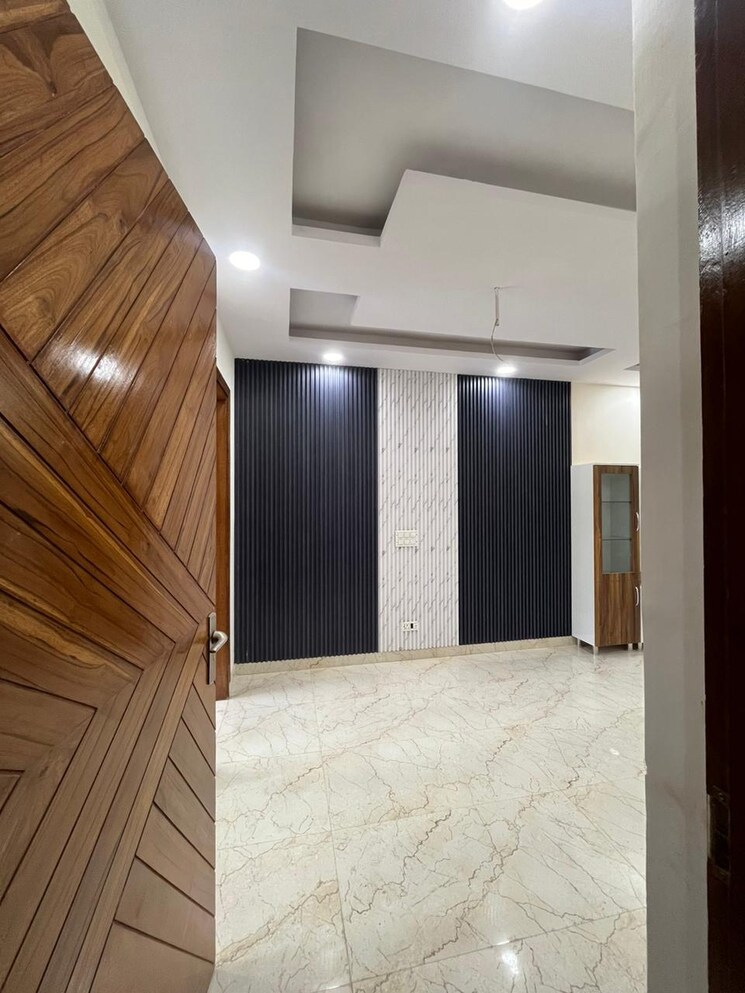 Room, sector 85 4 Bedroom 350 Sq.Yd. Builder Floor In Sector 85 Faridabad 8874148