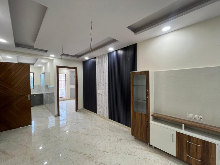 Room, sector 85 4 Bedroom 350 Sq.Yd. Builder Floor In Sector 85 Faridabad 8874148