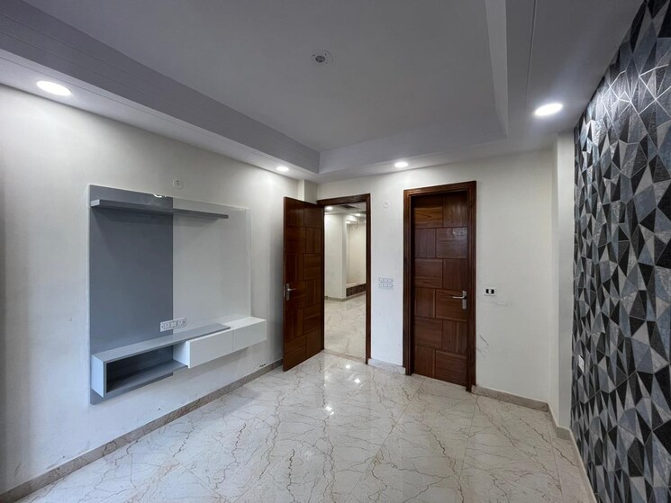 Room, sector 85 4 Bedroom 350 Sq.Yd. Builder Floor In Sector 85 Faridabad 8874148