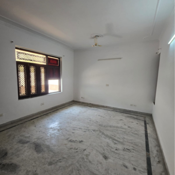 Room in 5 BHK Independent House at Sector 21c – for Rent