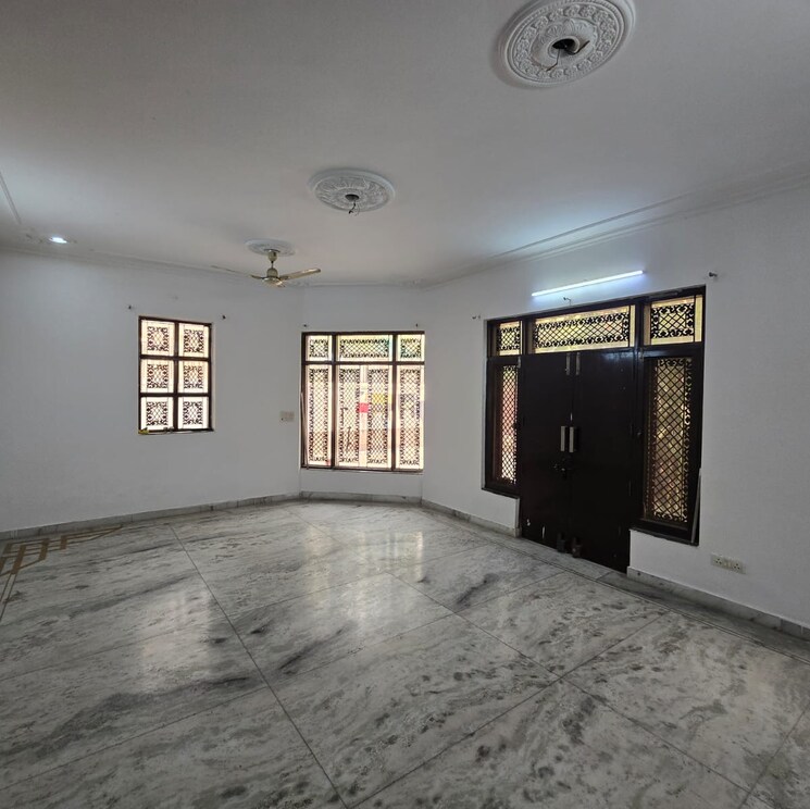 Room, sector 21c 5 Bedroom 500 Sq.Yd. Independent House In Sector 21c Faridabad 8874221