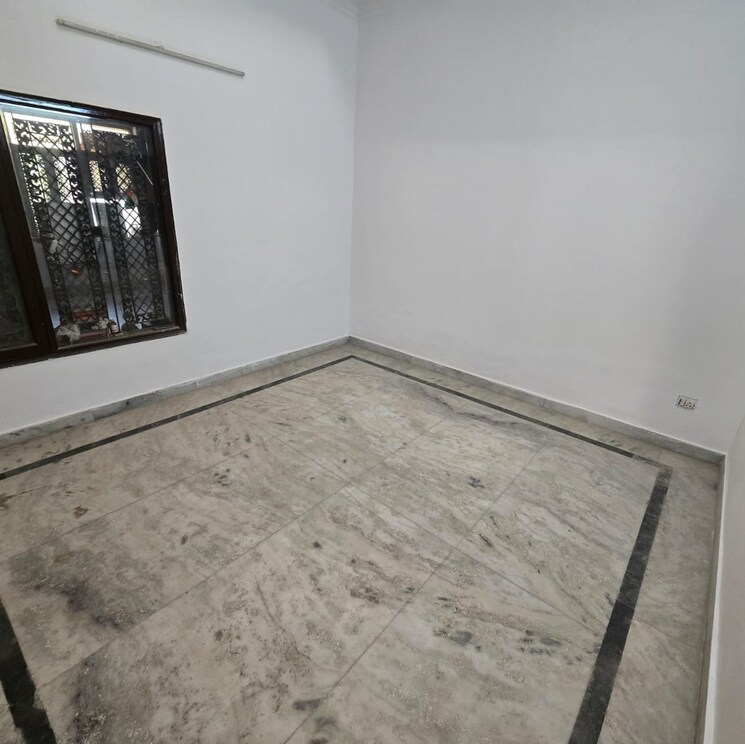 Room, sector 21c 5 Bedroom 500 Sq.Yd. Independent House In Sector 21c Faridabad 8874221