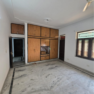 Room in 5 BHK Independent House at Sector 21c – for Rent