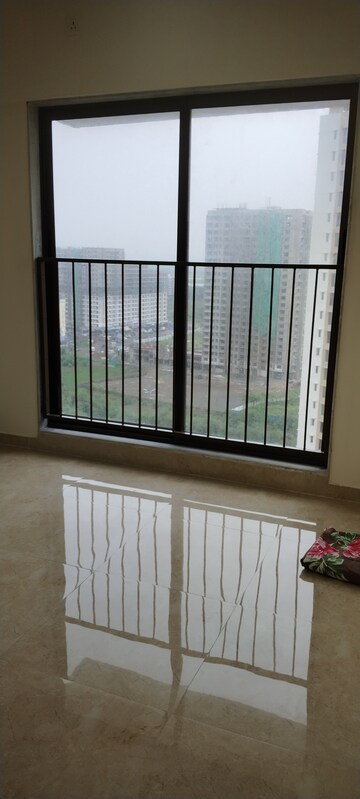 Room in 3 BHK Apartment at Sunteck Maxxworld, Tivri – for Rent