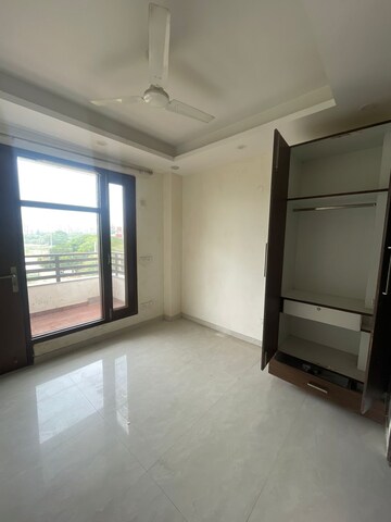 Room in 3 BHK Builder Floor at Sector 56 – for Rent