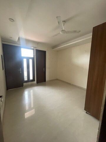 Room in 3 BHK Builder Floor at Sector 56 – for Rent