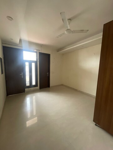 Room in 3 BHK Builder Floor at Sector 56 – for Rent