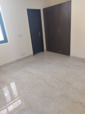Room in 6+ BHK Independent House at Green Park Extension – for Rent