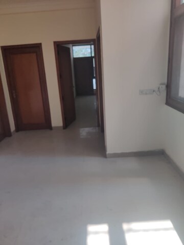 Room in 6+ BHK Independent House at Green Park Extension – for Rent