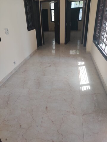 Room in 6+ BHK Independent House at Green Park Extension – for Rent