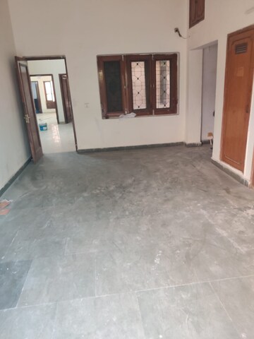 Room in 6+ BHK Independent House at Green Park Extension – for Rent