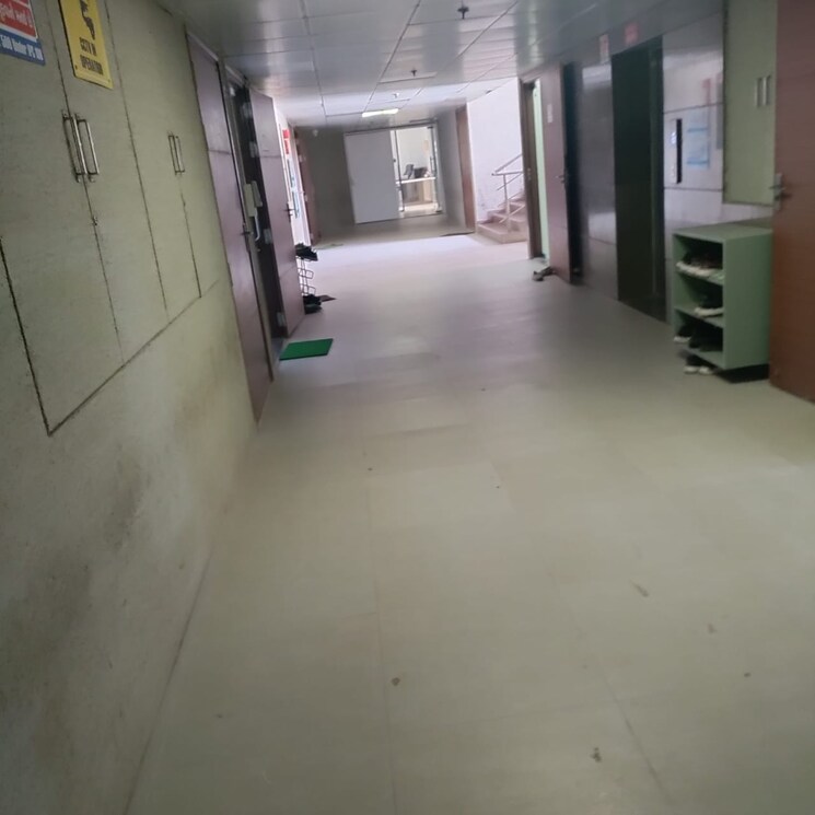 Room, science city Commercial Office Space 750 Sq.Ft. In Science City Ahmedabad 8874364