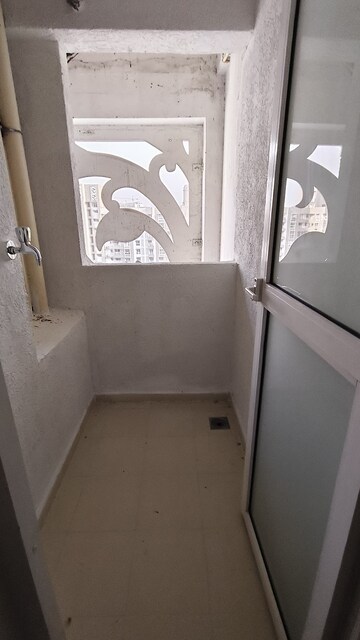 Furnished Amenities in 2 BHK Apartment at Lodha Amara, Kolshet Road – for Rent