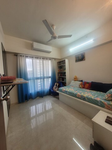 Room in 2 BHK Apartment at Lodha Amara, Kolshet Road – for Rent