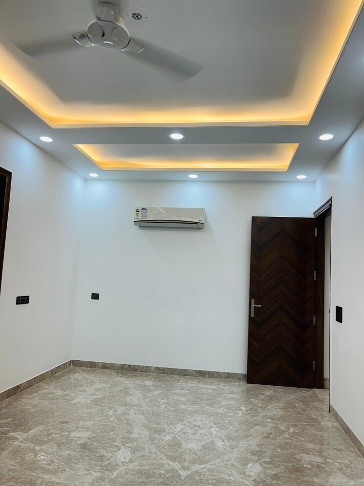 Room, sector 27 3 Bedroom 420 Sq.Yd. Builder Floor In Sector 27 Gurgaon 8874543