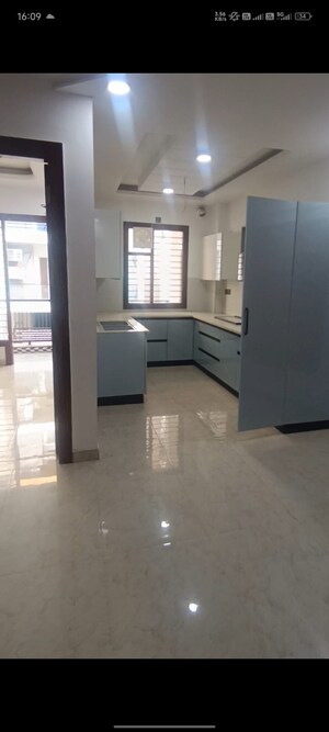 Room in 4 BHK Builder Floor at BPTP Eden Estate, Sector 81 – for Sale