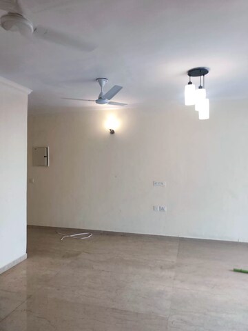 Room in 3 BHK Apartment at Omaxe The Palace, Gomti Nagar – for Rent