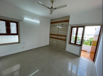 Room in 3 BHK Apartment at Omaxe The Palace, Gomti Nagar – for Rent