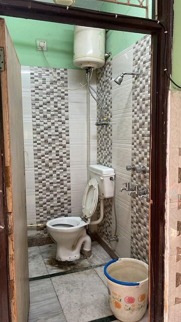Attached Bathroom in 1.5 BHK Builder Floor at Ashok Nagar – for Rent