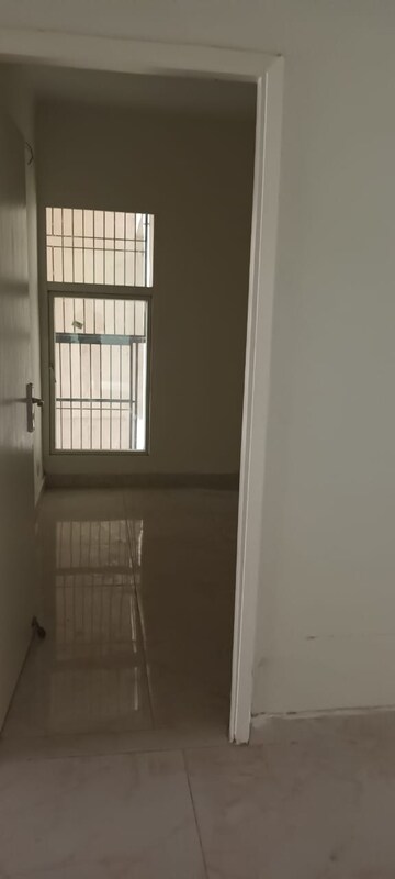 Room in 3 BHK Apartment at Gaurs Siddhartham, Siddharth Vihar – for Sale